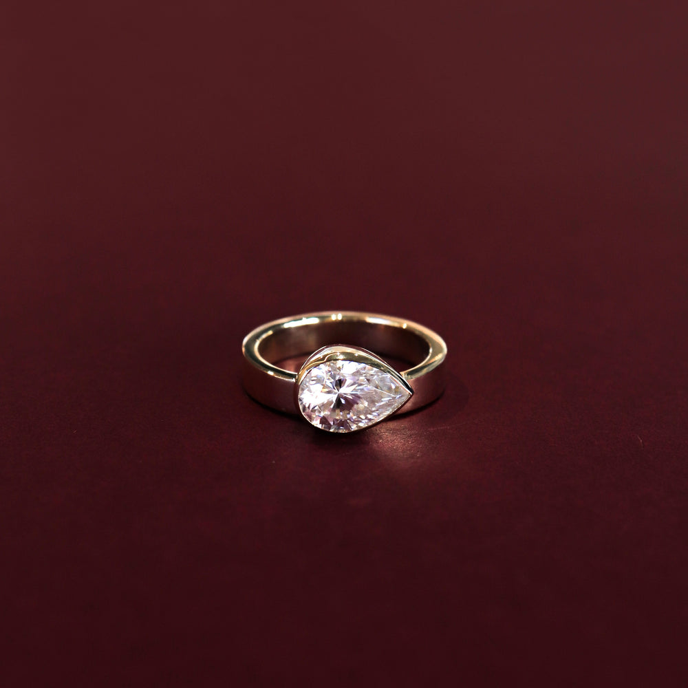 The Ludae Ring - Pear Cigar Solitaire