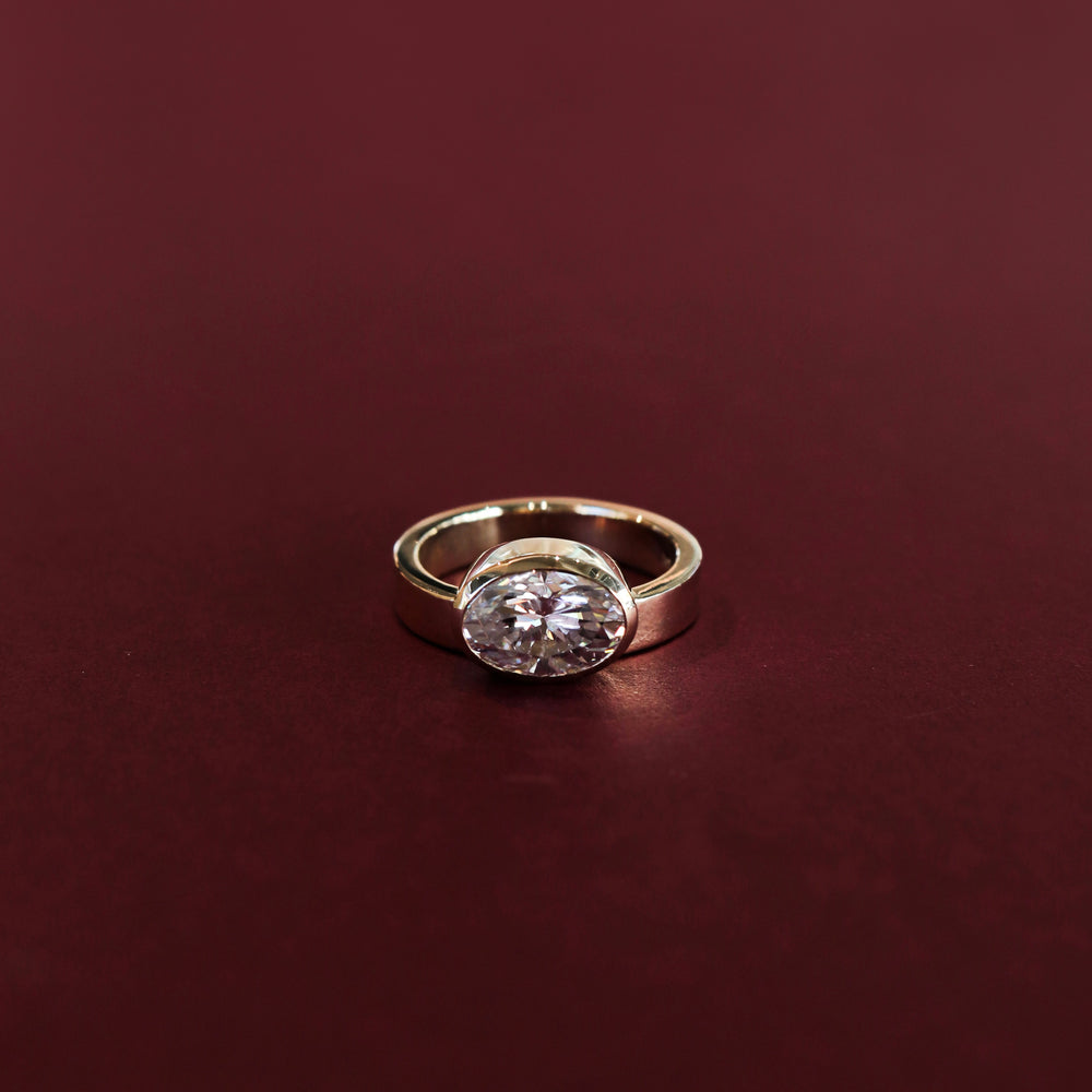 The Ludae Ring - Oval Cigar Solitaire