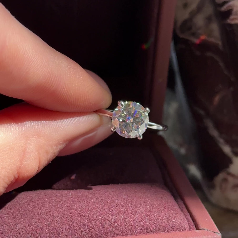 
                      
                        Load and play video in Gallery viewer, The Isla Ring - 2.5ct Round Moissanite Solitaire
                      
                    