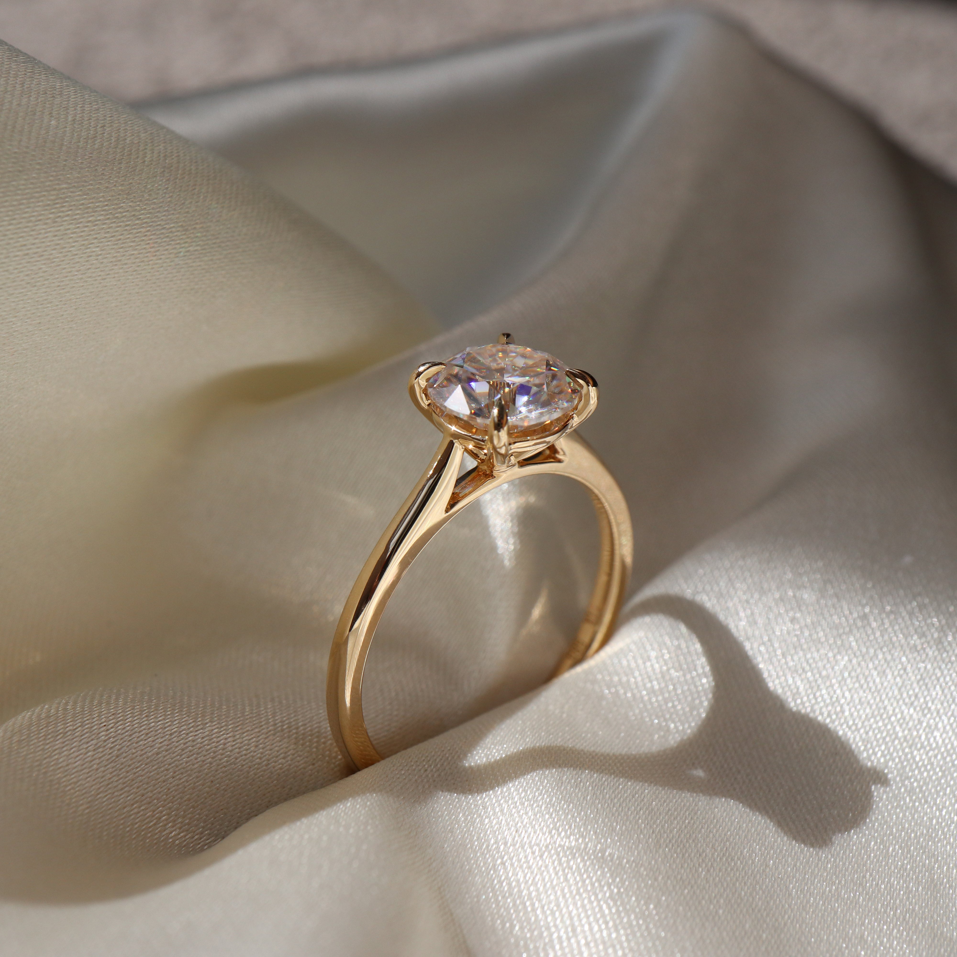 The Isla Ring - Round Cathedral Solitaire