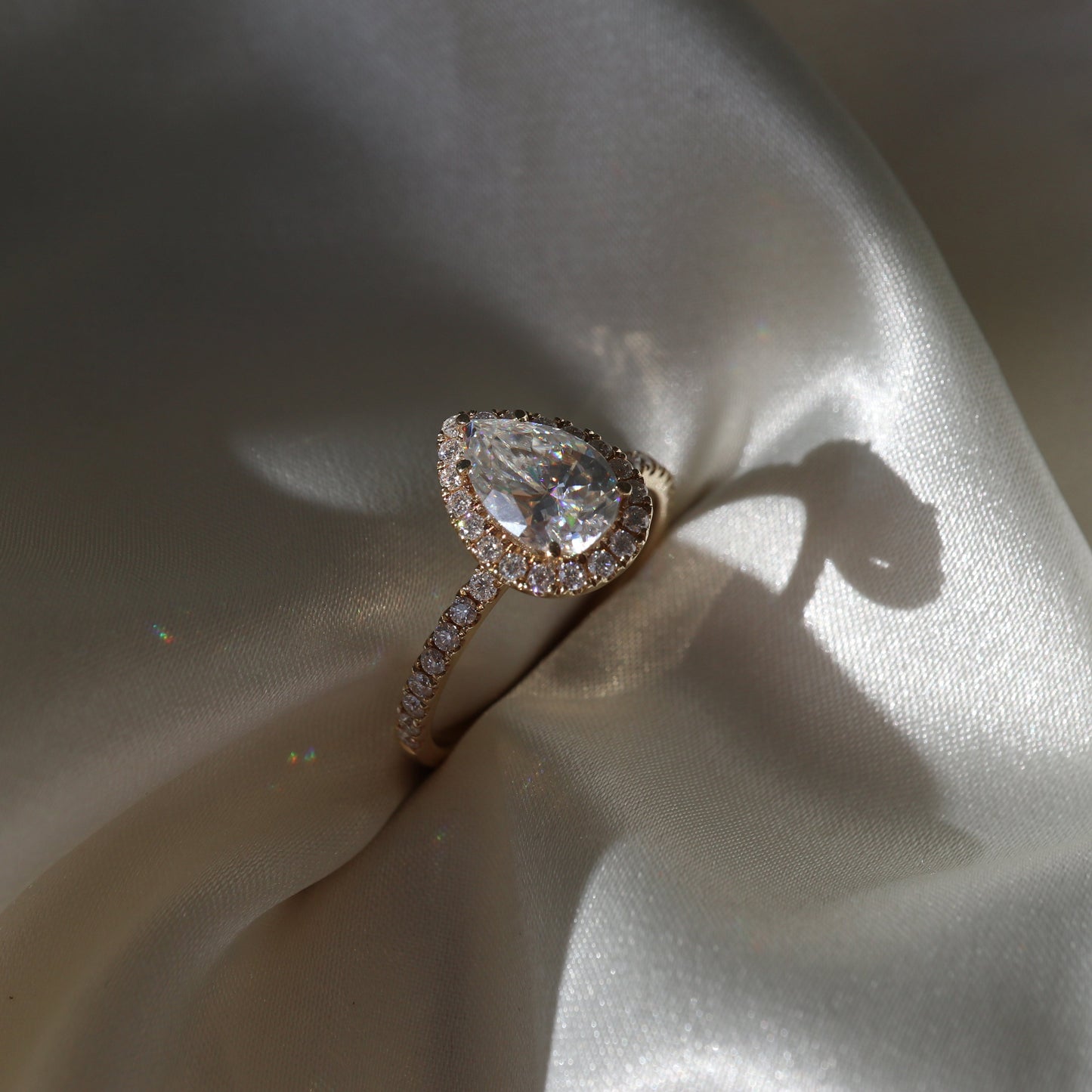 The Sophia Ring - Pear Halo